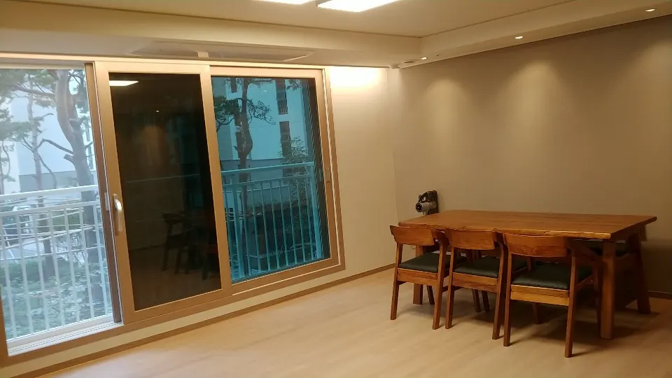 산성역포레스티아 식탁 간접조명