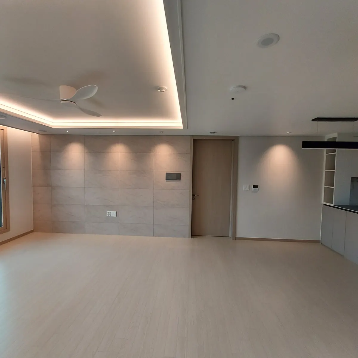 고산수자인디에스티지아트포레 거실 간접조명
